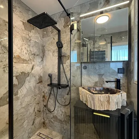 New Luxury 2br With Wifi, Sonos Sound, Tv, Led Ambience & Air Conditioning In Kaunas, Freda * Kowno